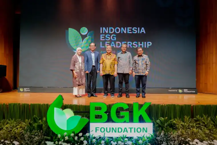 Award recipients on stage at the Indonesia ESG Leadership Awards 2025