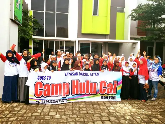 Students and volunteers at a community programme run with a local foundation