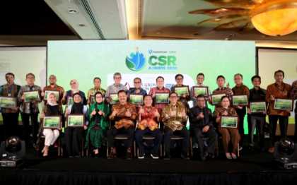 Honourees holding certificates on stage at CSR Appreciation Night 2024